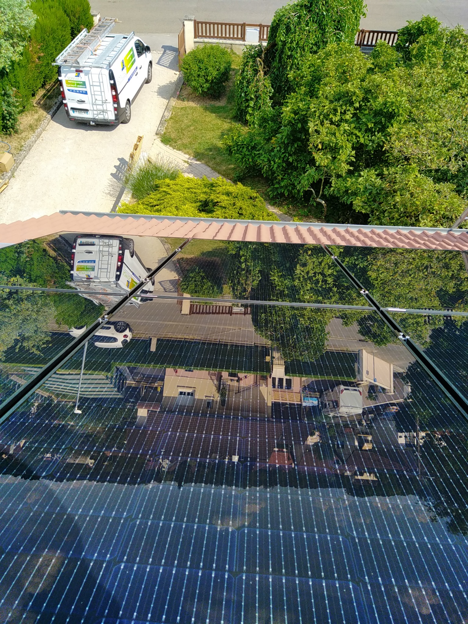 Vue depuis les panneaux solaires avec le véhicule SOPVLEC en contrebas